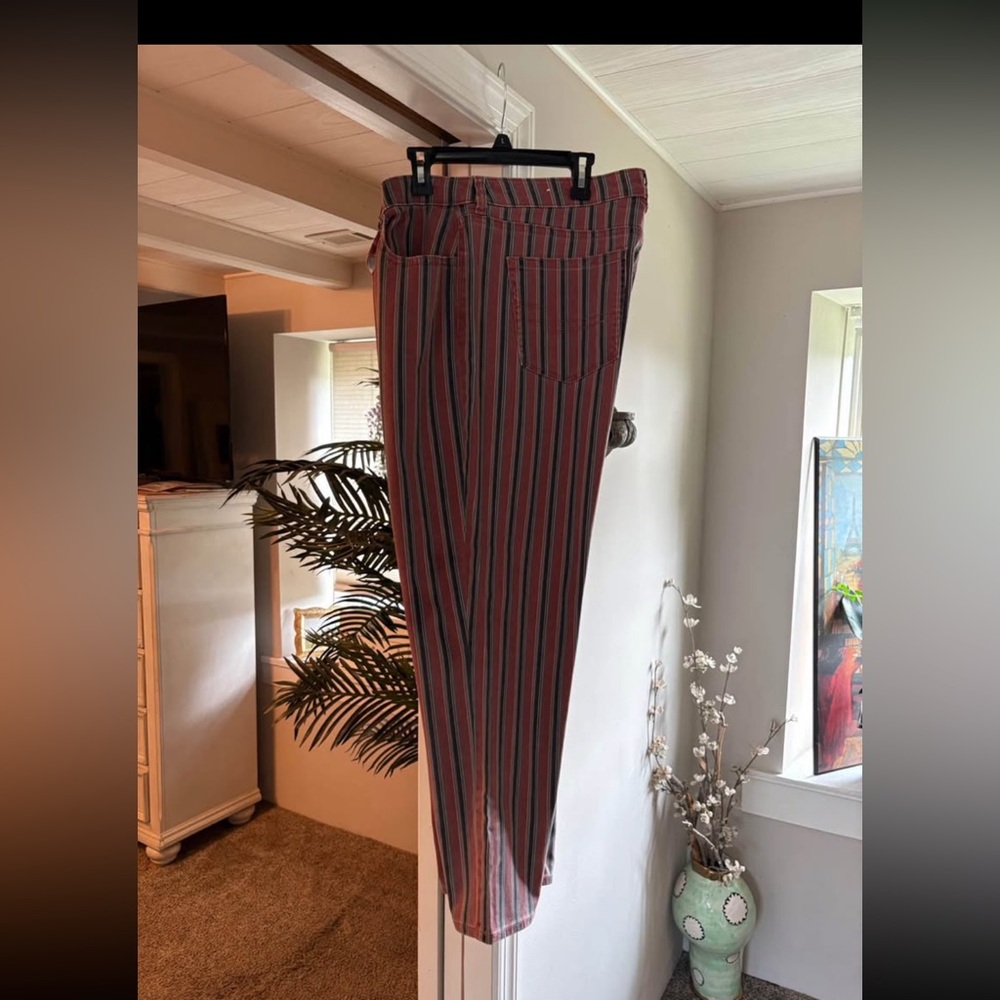 American Eagle Striped Red & Black Women’s Casual Pants